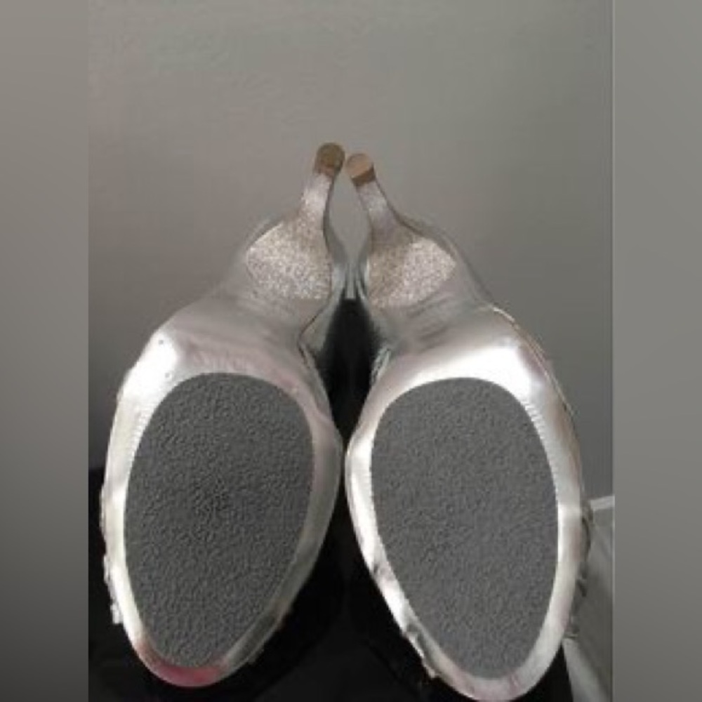 Adrianna Papell
Silver Metals,Fergie Peep Toe Pumps
Size: US 8.5 - Picture 3 of 5
